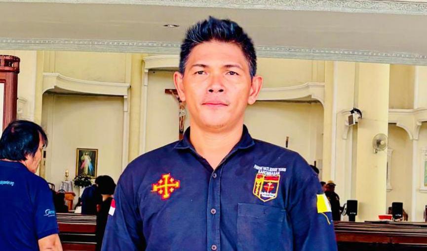 Rendy Rombon Instruksikan Danru LC Ronda Gereja Sebelum Jaga Malam